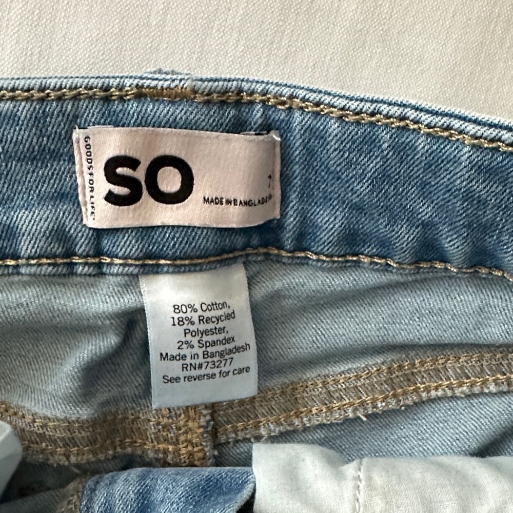 Bundle 2 SO Distressed Denim girl Shorts size 7 and white shorts size 8 - Picture 2 of 9